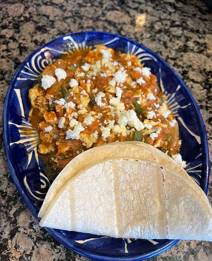 HUEVOS Y RAJAS EN SALSA ROJA