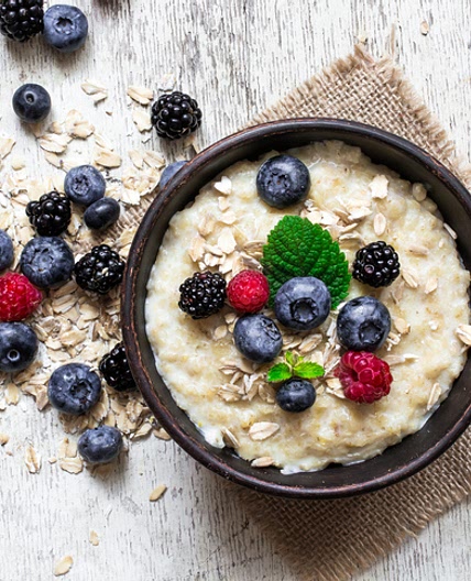 Avena con frutas silvestres y granola