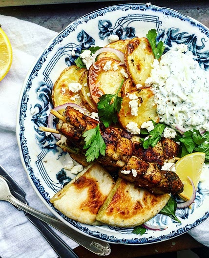 Halloumisouvlaki med rostad potatis och dilltzatziki – Tuvessons