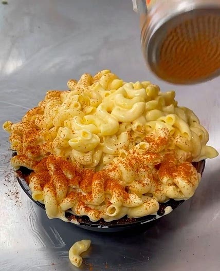 Hot Chicken Mac n Cheese Fries