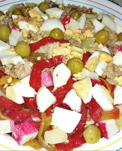 Ensalada de patatas con aceitunas rellenas y atún