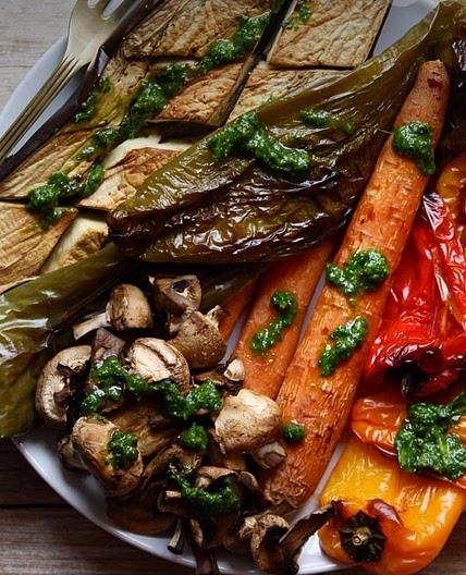 Verduras al horno con salsa de espinacas