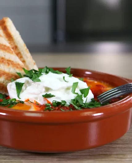 Huevos Cazuela con Salsa de Chile Guajillo con Yoghurt FAGE Total® 0%