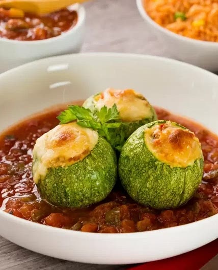 Calabazas Rellenas de Pollo en Salsa Roja