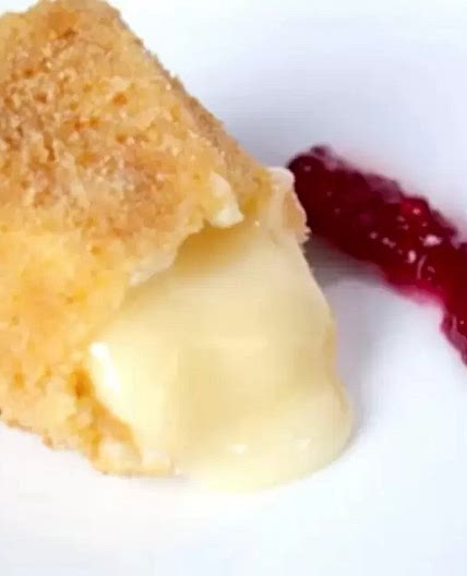 Triangles de Queso con Salsa Casera