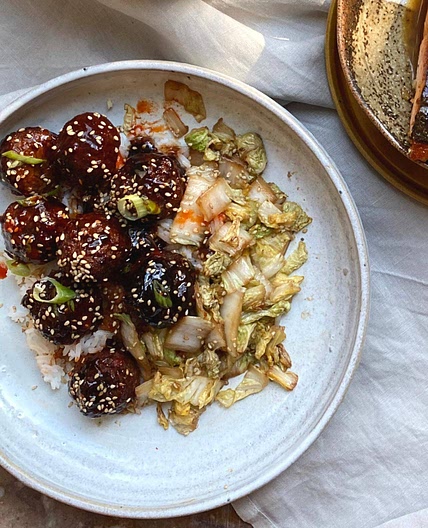 Vegane Hoisin-Chili Bällchen mit Chinakohl
