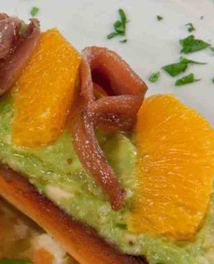 Tostada con naranja y anchoas