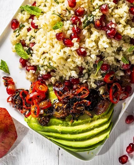Bulgursalat mit Minze, Granatapfel und Avocado