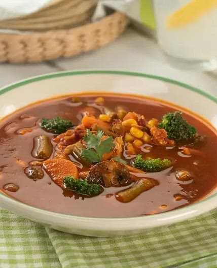 Sopa de Verduras con Pollo y Chile Guajillo