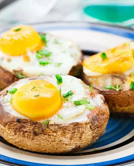Portobellos Rellenos de Huevo con Salsa de Chile de Árbol