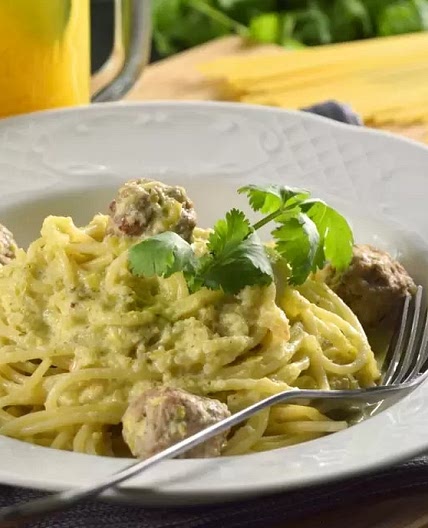 Spaghetti en Salsa Verde Cremosita con Ternera