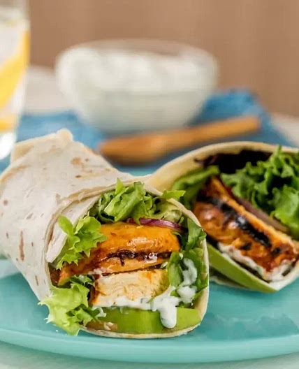 Wrap de Pollo Adobado con Ensalada Mixta