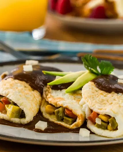 Enfrijoladas de Claras Rellenas de Nopales