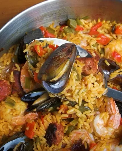 Paella con Camarones, Mejillones y Chorizo