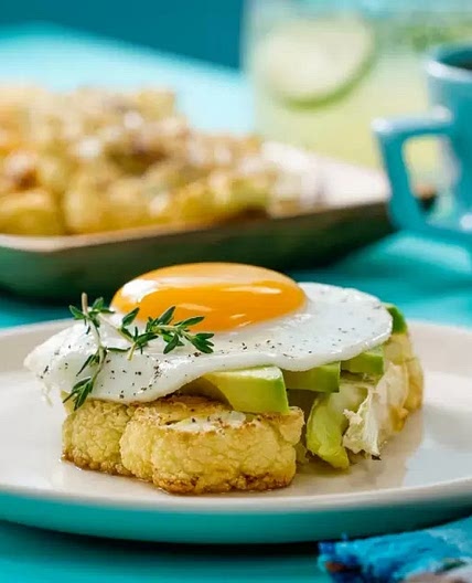 Coliflor Rostizada con Huevo y Aguacate