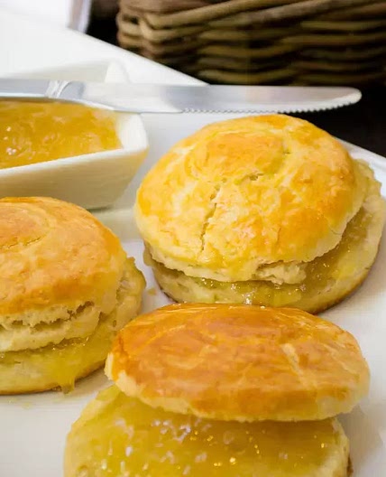 Bisquets con Mermelada de Piña