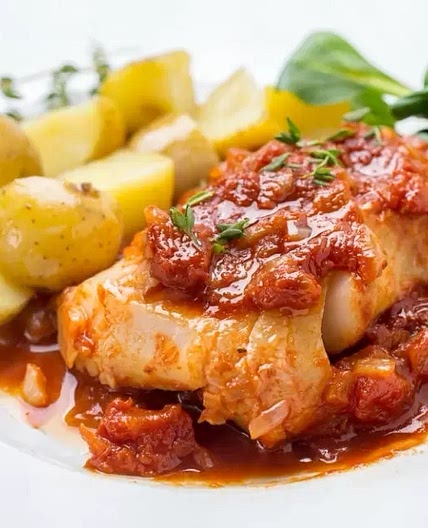 Bacalao con Salsa de Jitomate y Almejas