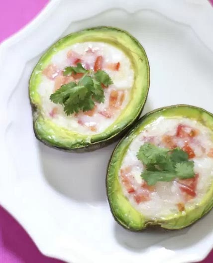 Aguacate Horneado Relleno de Claras y Jitomate