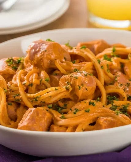 Espagueti con Salchicha en Salsa de Jitomate