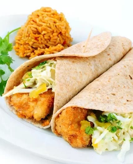 Tacos de Pechuga Empanizada con Queso Oaxaca y Salsa verde
