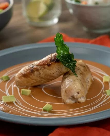 Pollo Relleno de Queso en Salsa de Frijol