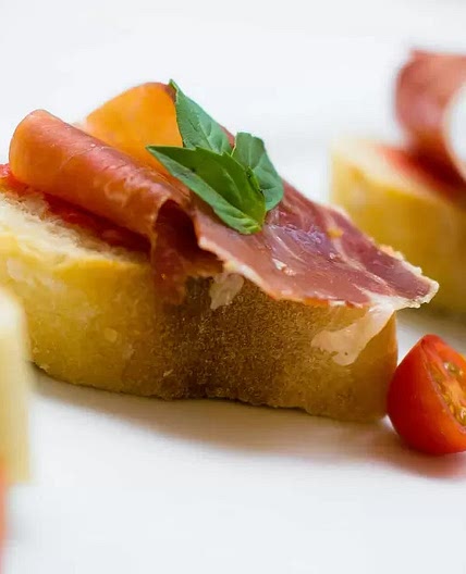 Tapas de Pan Tomate con Jamón Serrano