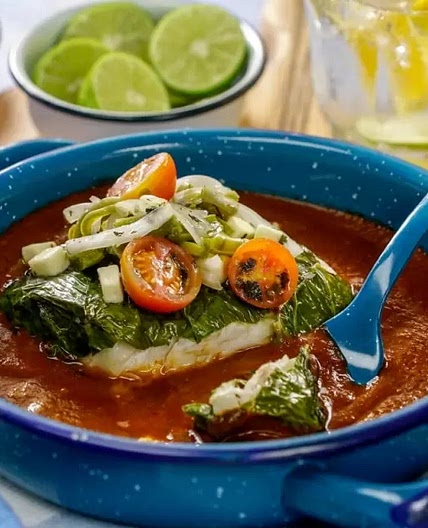 Pescado en Hoja Santa con Salsa de Chile Pasilla