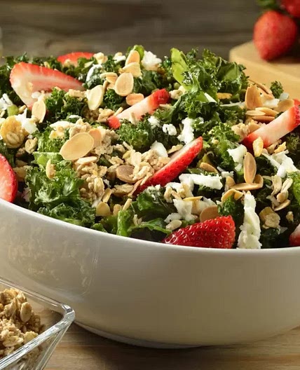Ensalada de Kale al Horno con Fresas y Granola