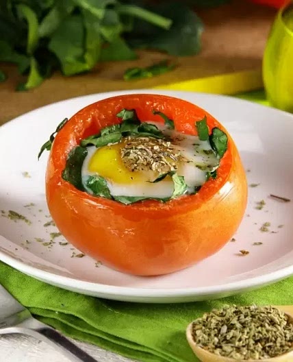 Jitomate Bola con Huevo y Espinacas al Horno