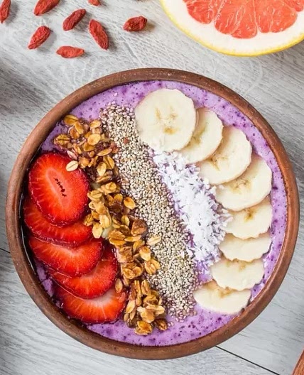 Bowl de Moras con Chía, Plátano y Granola