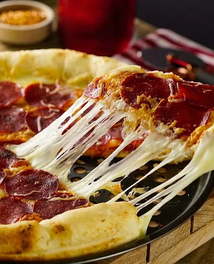 Pizza de Pepperoni con Orilla de Queso