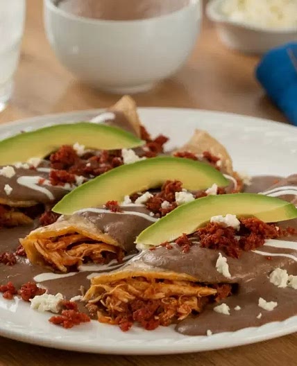 Enfrijoladas con Pollo y Chorizo