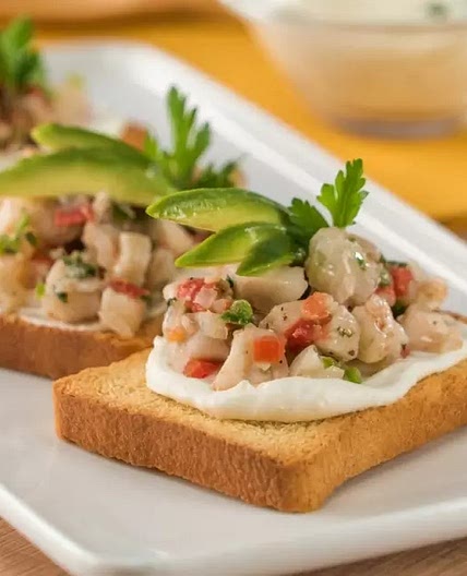 Pan Tostado con Pescado a la Mexicana