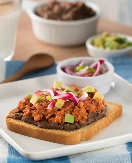 Pan Tostado con Atún al Pibil