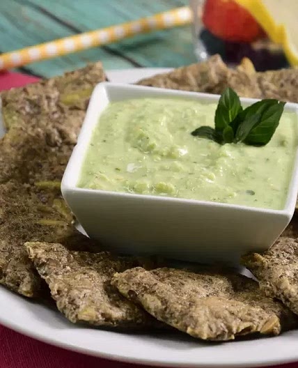 Galletas de Chía con Dip de Aguacate Vegano