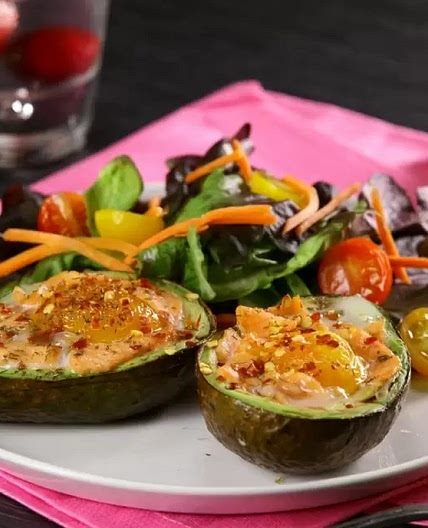 Aguacate al Horno con Huevo y Salmón