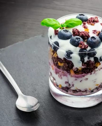 Yogurt, Granola y Frutas del Bosque