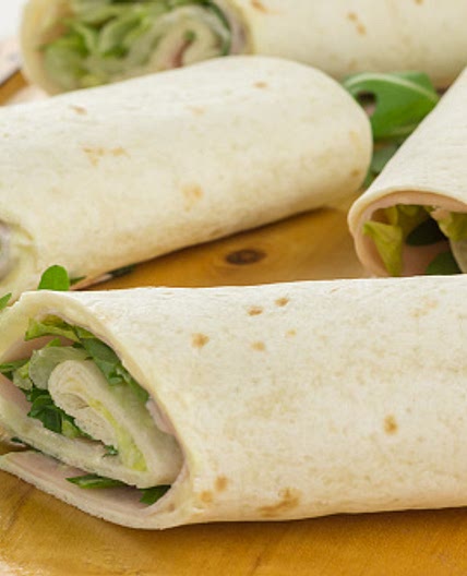 Wrap de huevo, pavo y arúgula
