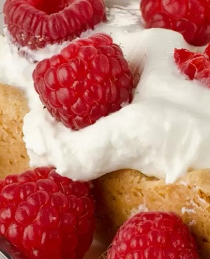 Panqué con Yoghurt y Frambuesas