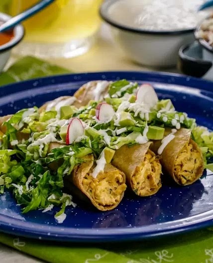Tacos Dorados de Pollo Cremoso