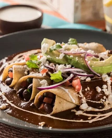 Enchiladas Vegetarianas con Salsa de 3 Chiles