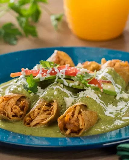 Flautas Ahogadas de Tinga con Salsa de Aguacate