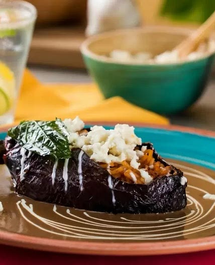 Chile Ancho Relleno de Fideo Seco en Salsa de Frijol