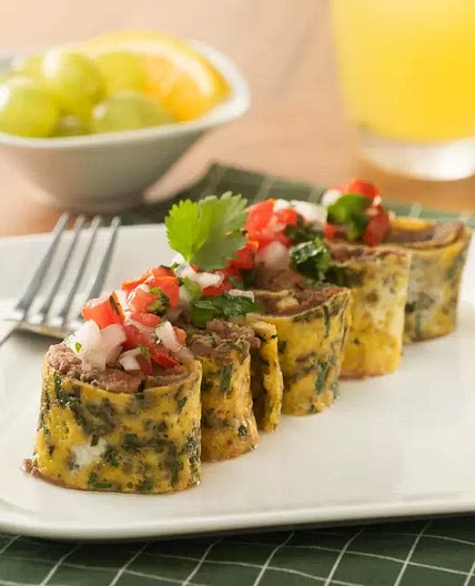 Rollo de Huevo Relleno de Frijoles Refritos