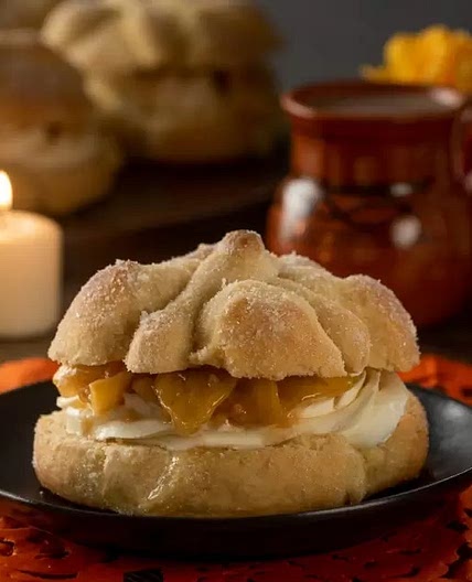 Pan de Muerto Relleno de Guayaba y Queso