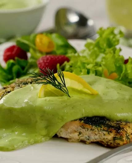 Salmón con Salsa Cremosa de Aguacate