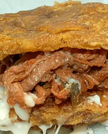 Patacón con Carne Desmechada