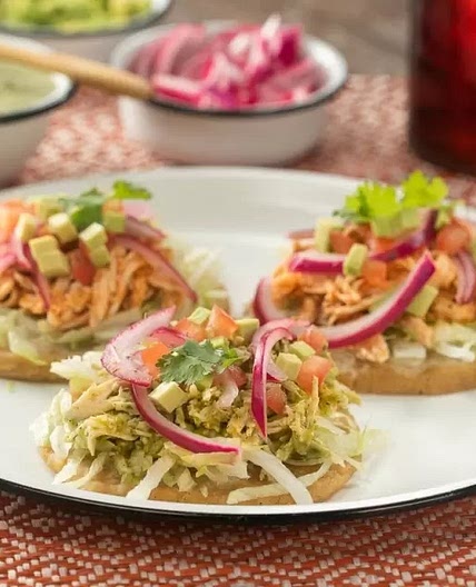 Salbutes de Pollo en Salsa Verde y Roja