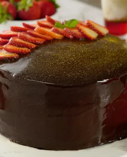 Pastel de Chocolate Relleno de Crema Pastelera