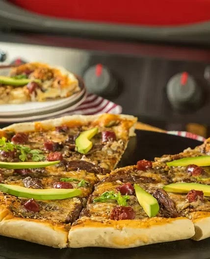 Pizza de Arrachera con Salsa Macha